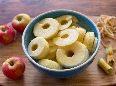 peeled, cored and sliced apples