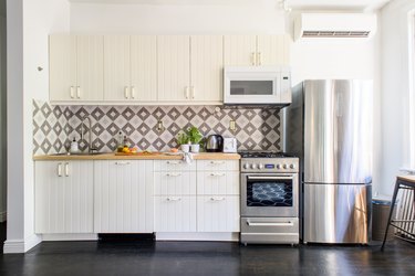Apartment kitchen with backsplash