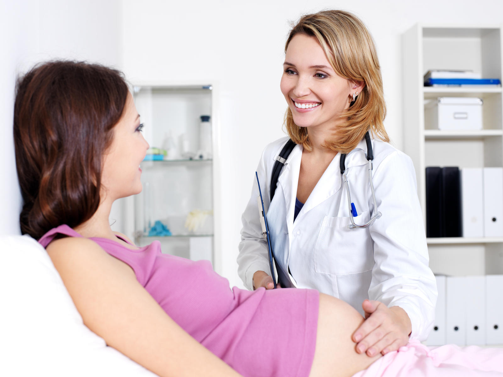 pregnant patient with doctor