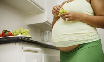 Pregnant-woman-eating-gra-001 29212